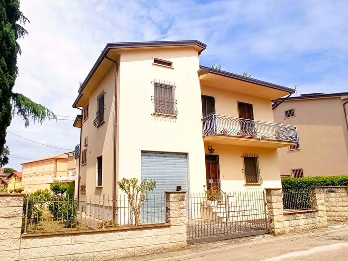 Casa con 8 locali in vendita in Via Giacomo Leopardi, Bastia Umbra