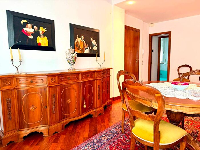 Appartamento trilocale in affitto in Piazza Benvenuto Stracca, Centro Storico, Ancona