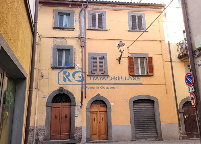 Casa quadrilocale in vendita in Via Roma, Bagnoregio
