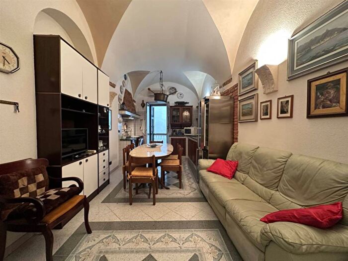 Appartamento trilocale in affitto in Via Colombo, Centro, Noli