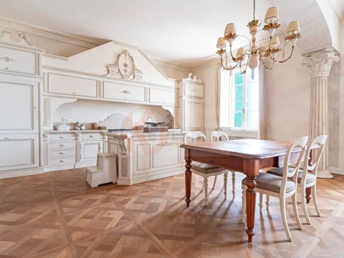 Appartamento con 6 locali in vendita in Via Garibaldi, Alghero