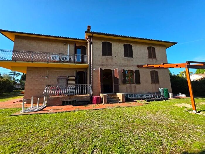 Casa con 12 locali in vendita in Siena