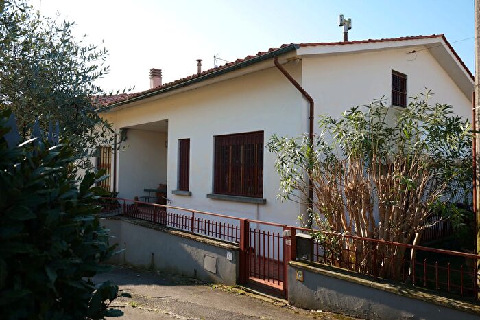 Casa con 10 locali in vendita in Pescia