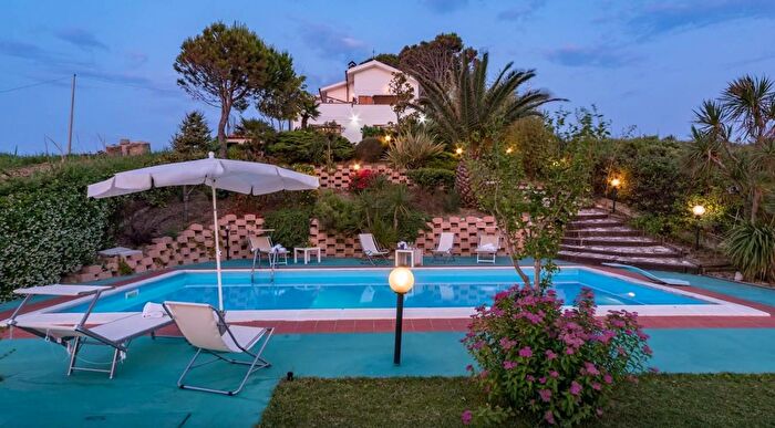 Casa con 10 locali in vendita in Ortona