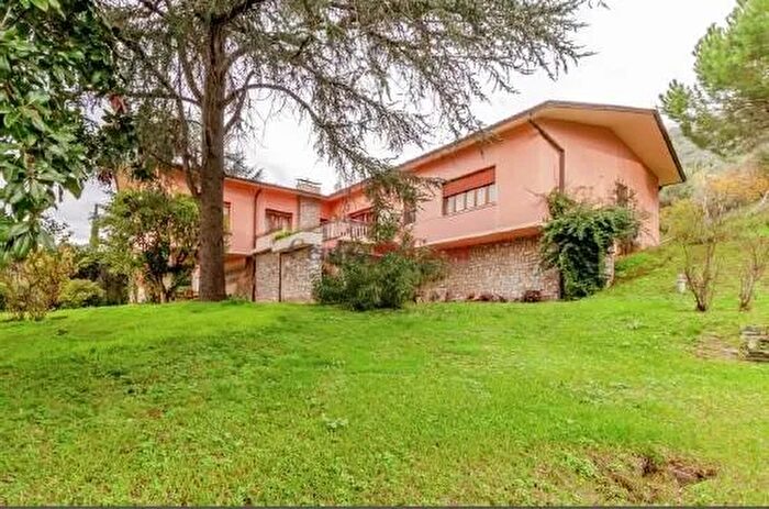 Casa con 8 locali in vendita in Massarosa