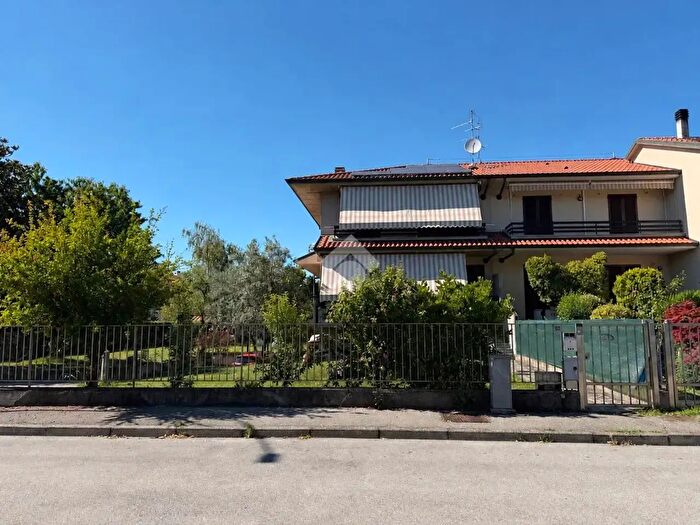 Casa quadrilocale in vendita in Via Pergolesi, Settala