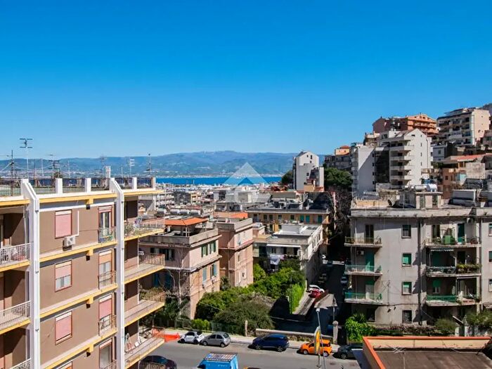 Appartamento con 5 locali in vendita in Viale Italia, Messina