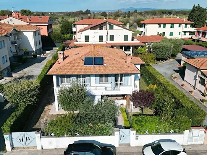 Casa con 8 locali in vendita in Cecina