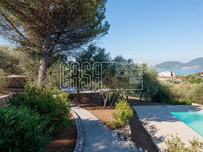 Appartamento quadrilocale in vendita in Via Barcola, Lerici