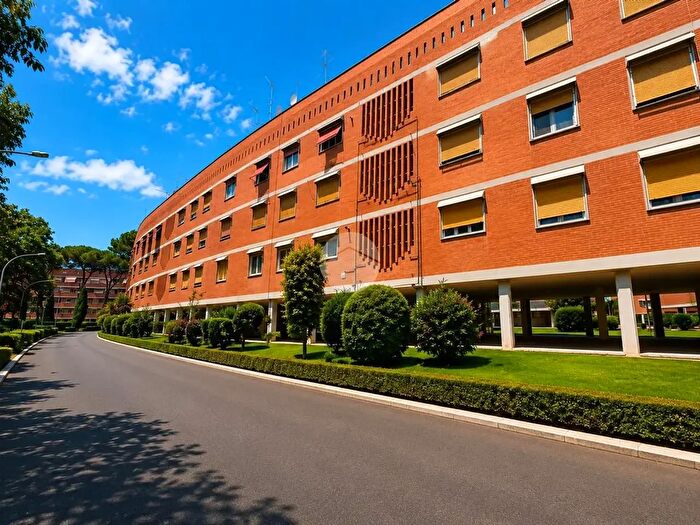 Appartamento con 5 locali in vendita in Via Roberto Lordi, Roma