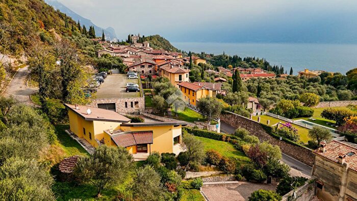 Casa quadrilocale in vendita in Via Cecina, Toscolano Maderno