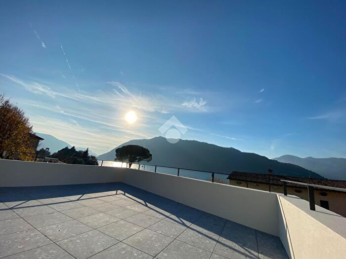 Appartamento trilocale in vendita in Via Roma, Sale Marasino