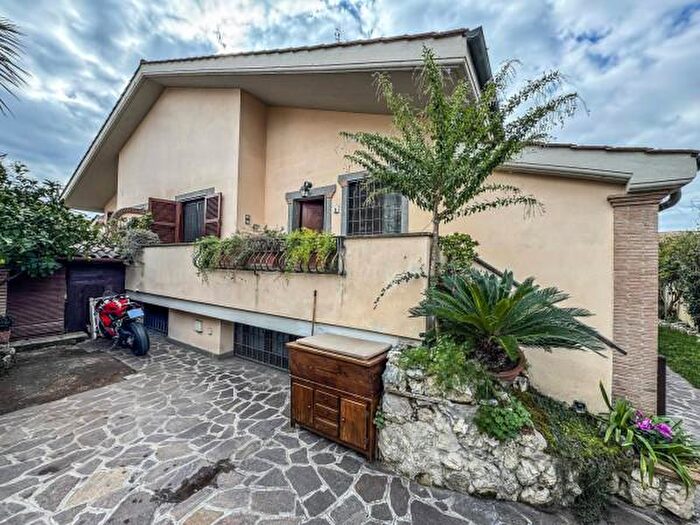 Casa con 6 locali in vendita in Via Antonio Guarnieri, Roma