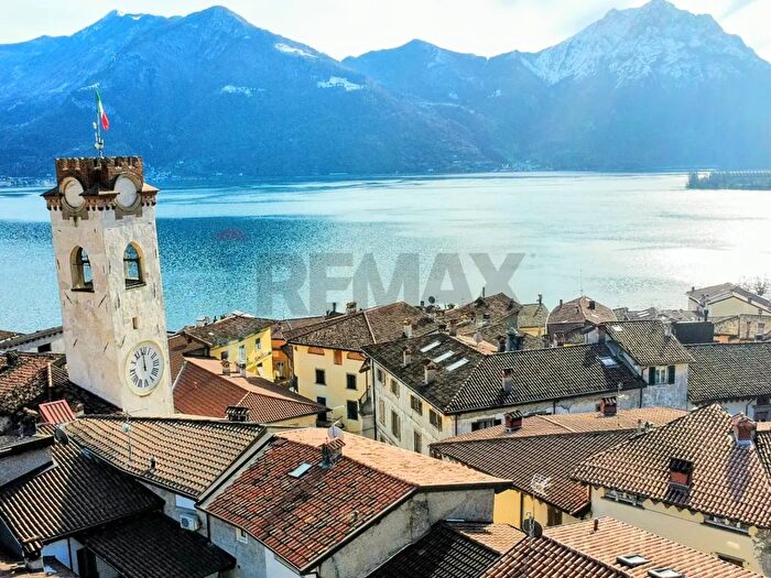 Appartamento trilocale in vendita in Piazza Vittorio Emanuele II Snc, Lovere