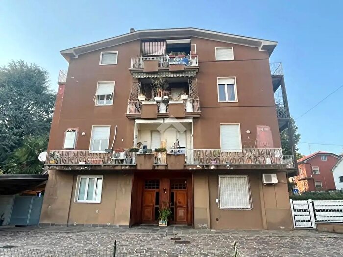 Appartamento trilocale in vendita in Via Addolorata, Carugo