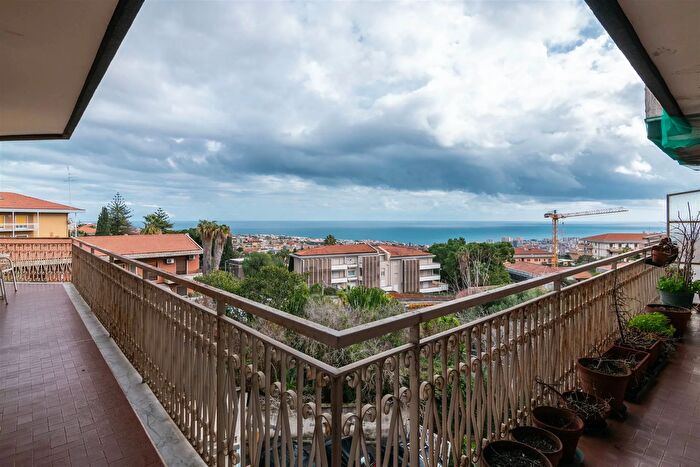 Appartamento con 8 locali in vendita in Via Carnazza, Tremestieri Etneo