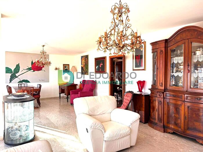 Appartamento con 8 locali in vendita in Via Alessandro Volta, San Benedetto Del Tronto