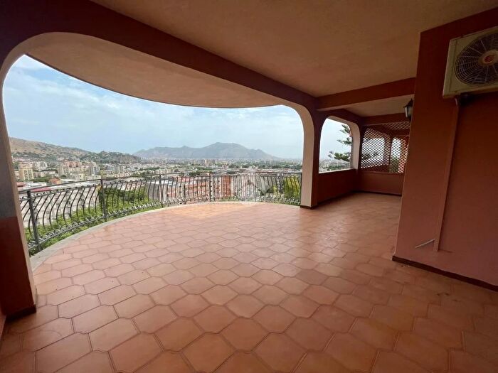 Casa con 9 locali in vendita in Via Bronte, Palermo
