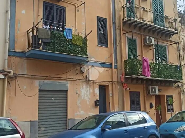 Appartamento trilocale in vendita in Via Montalbo, Palermo