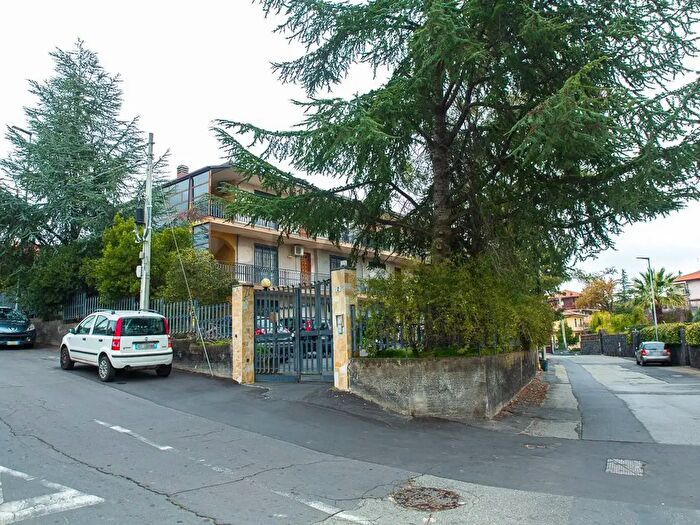 Appartamento con 6 locali in vendita in Via Francesco Petrarca, Mascalucia