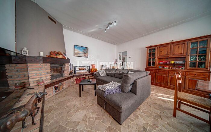 Appartamento trilocale in vendita in Via Italia, Carnago