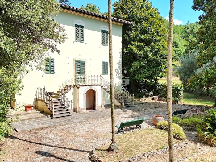 Casa con 20 locali in vendita in Lucca