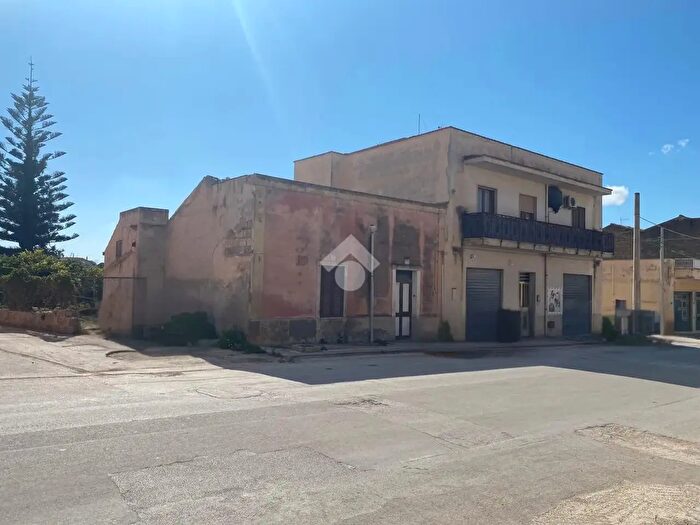 Casa trilocale in vendita in Via Milano, Erice