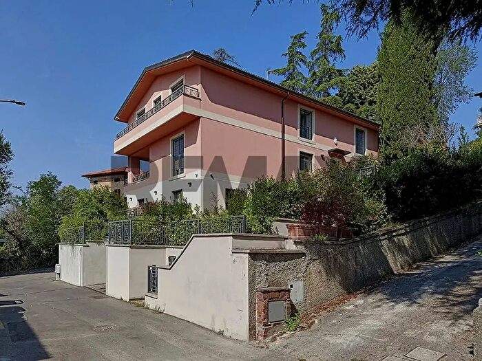 Appartamento con 6 locali in affitto in Via della Frasca, Bologna