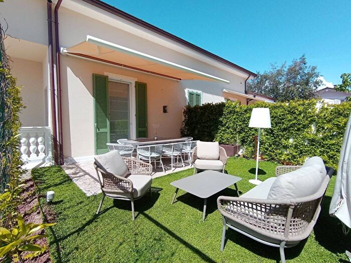 Casa con 6 locali in affitto in Via Giovanni Pascoli, Pietrasanta