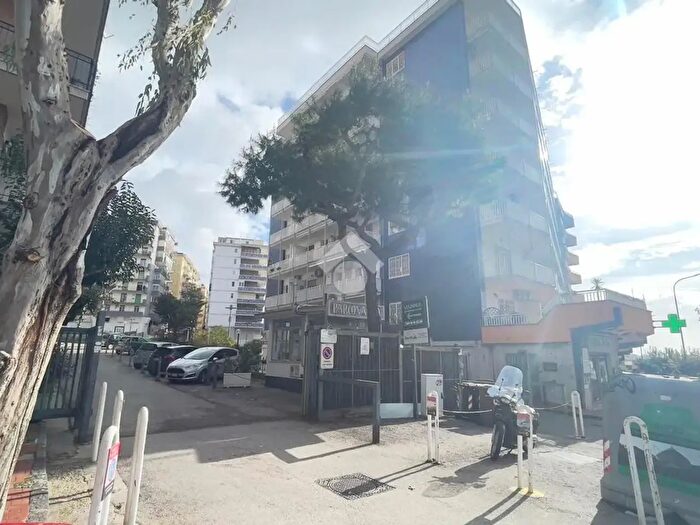 Appartamento trilocale in vendita in Via Gabriele Jannelli, Napoli