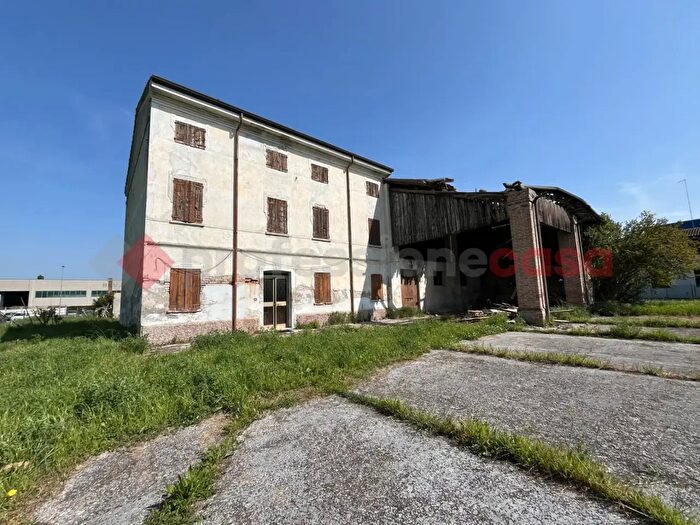 Casa con 9 locali in vendita in Trevenzuolo