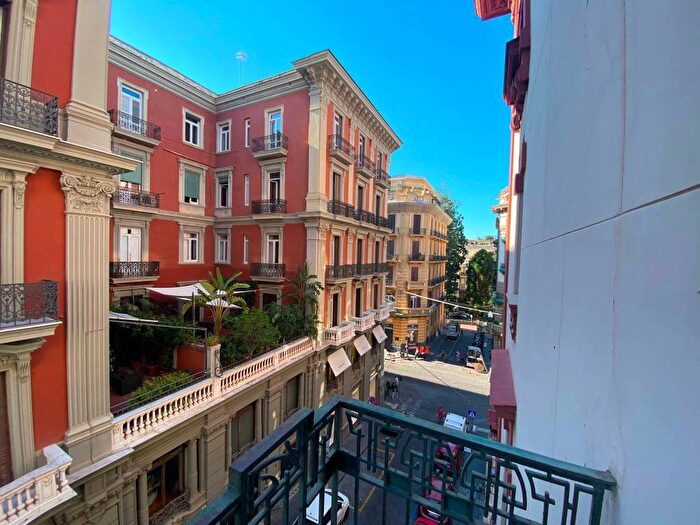 Appartamento trilocale in affitto in Via dei Mille, Chiaia, Napoli