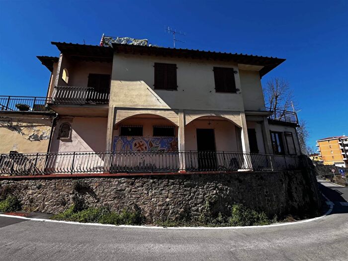 Casa con 5 locali in vendita in Via del Molino, Cavriglia