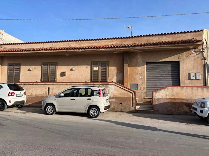 Casa con 10 locali in vendita in Marsala
