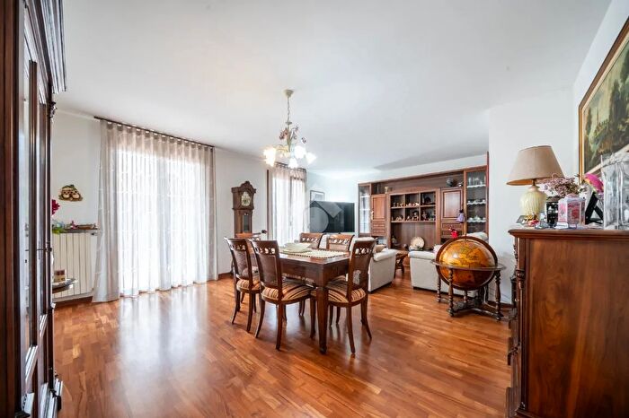 Casa con 5 locali in vendita in Via O Chiossi, Modena