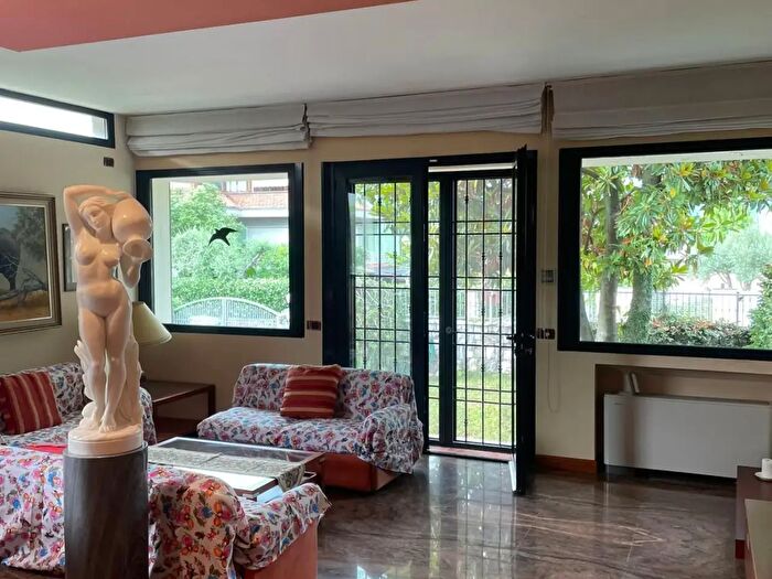 Casa con 6 locali in vendita in Carrara