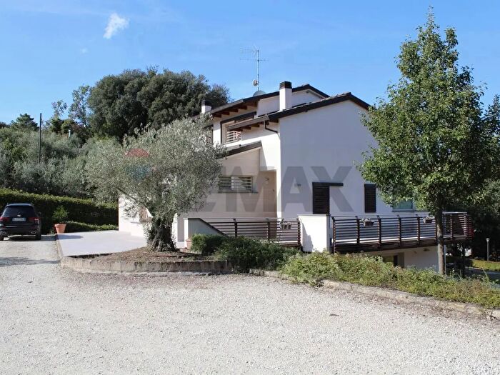 Casa con 7 locali in vendita in Lamporecchio