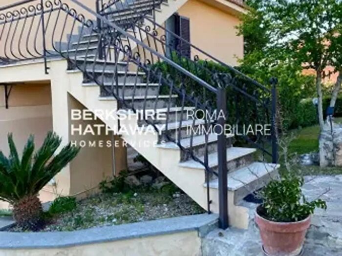 Casa trilocale in vendita in Via Giaveno, Roma