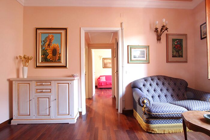 Appartamento quadrilocale in vendita in Via dei Montanini, Siena