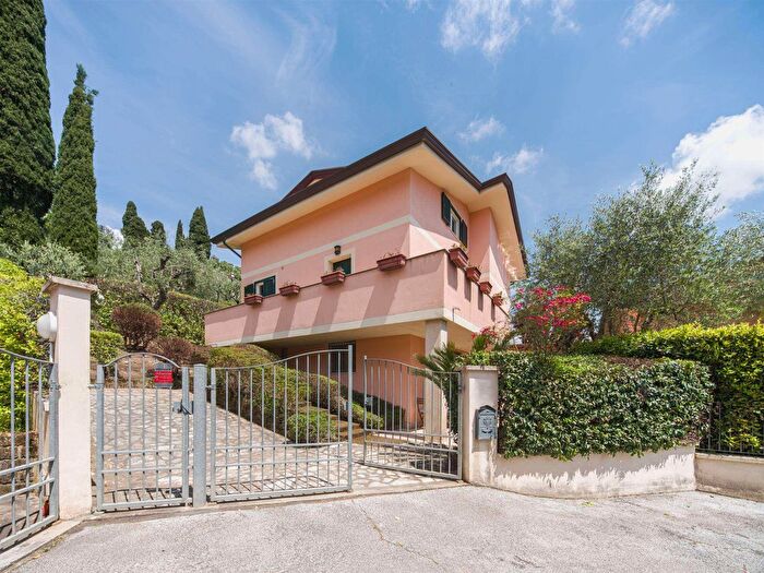 Casa con 9 locali in vendita in Massarosa