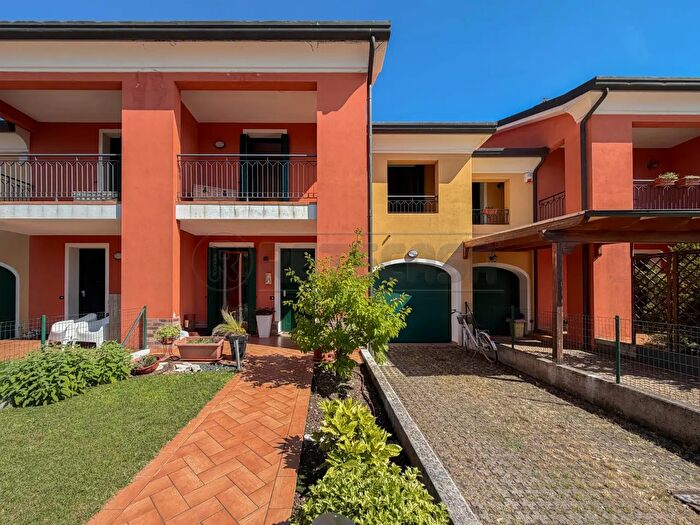 Casa con 6 locali in vendita in Via Monte Summano, Costabissara