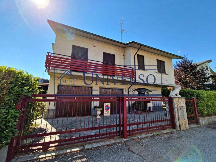 Casa con 8 locali in vendita in Via Emilio Alessandrini Voghera, Voghera