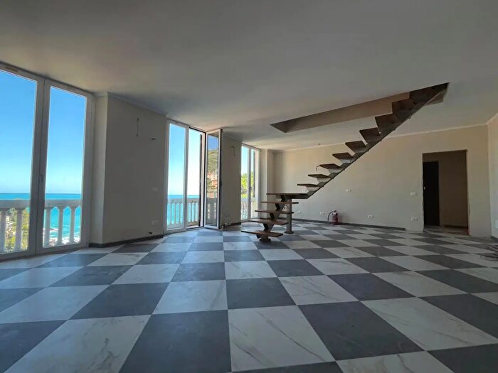 Appartamento con 5 locali in vendita in Via Duchessa Canevaro, Zoagli