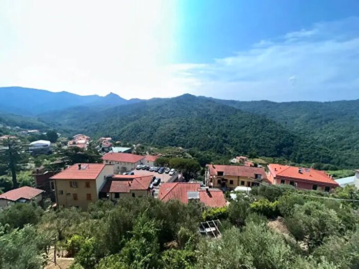 Casa con 6 locali in vendita in Castiglione Chiavarese