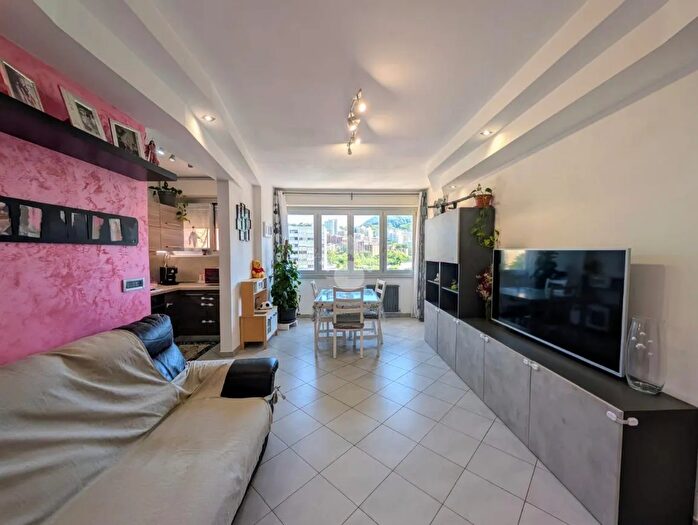 Appartamento trilocale in vendita in Via Ottorino Respighi, Genova