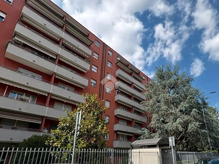 Appartamento trilocale in vendita in Via Alex Visconti, Milano