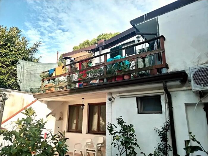 Casa con 8 locali in vendita in Massa