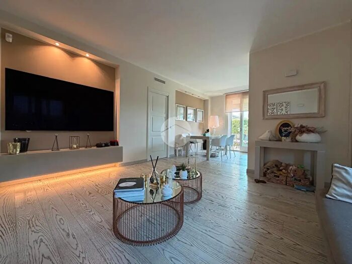 Casa con 6 locali in vendita in Via Laura Prati, Bussero