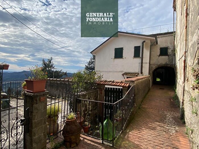 Casa quadrilocale in vendita in Follo