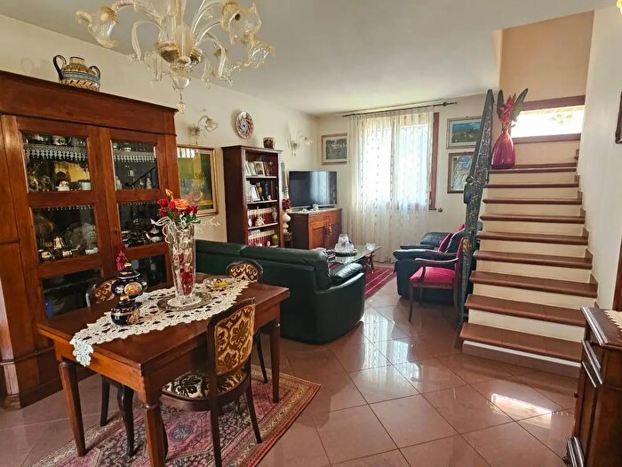 Casa con 5 locali in vendita in Via Vincenzo Gioberti, Ravenna